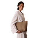 Calvin Klein Emblem Pebble Tote - Shopper 48 cm (desert taupe) - Ansicht 4