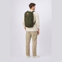 KI-generierte Darstellung – Fjällräven Skule Top 26 - Rucksack 15" 50 cm (deep forest)