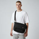 Eastpak Delegate + - Schultertasche 17" 38.5 cm (black) - Markenkoffer