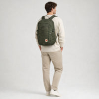 KI-generierte Darstellung – Fjällräven Skule 20 - Rucksack 15" 43 cm (deep forest)