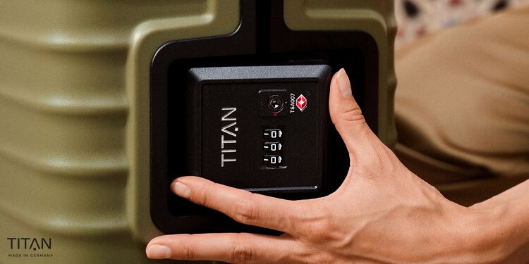 Nahaufnahme eines TSA-Schlosses von Titan Overseas, dargestellt im Kontext des Blogbeitrags „Was bedeutet TSA-Schloss? Erklärung & Vorteile auf Reisen“.