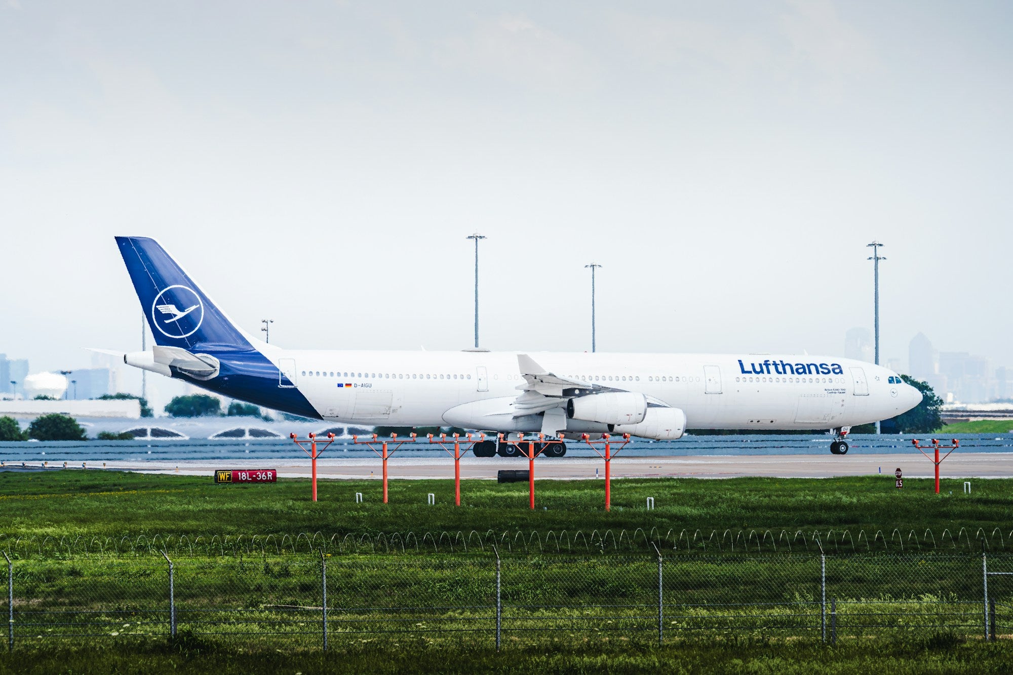 Lufthansa Airbus A340 auf dem Rollfeld - Lufthansa Handgepäck-Regeln & Tarife 2026