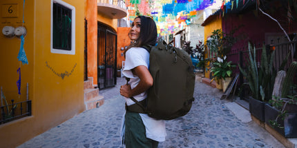 Reisende mit Osprey Sojourn Porter Rucksack in einer Altstadtgasse