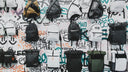 Verschiedene Rucksackarten an einer urbanen Wand - Alltag, Reise und Wandern im Vergleich