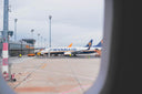 Blick aus Flugzeugfenster auf Ryanair Boeing 737 am Gate - Ryanair Handgepäck-Regeln