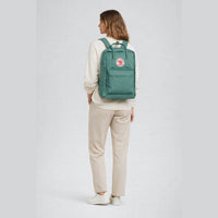 KI-generierte Darstellung – Fjällräven Kånken Laptop 17" - Rucksack 42 cm (frost green)