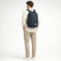 KI-generierte Darstellung – Fjällräven Skule 20 - Rucksack 15" 43 cm (navy)