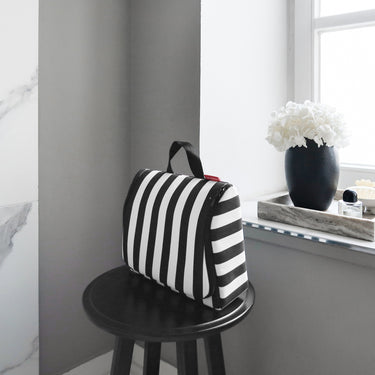 reisenthel cosmetics toiletbag XL - Kulturbeutel 28 cm (summerstripes black) - Ansicht 4