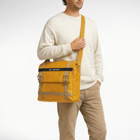 KI-generierte Darstellung – Vaude Mineo Messenger 22 - Umhängetasche 15.6" 45 cm (burnt yellow)