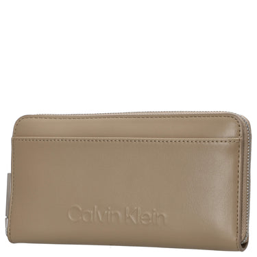 Calvin Klein Embossed Logo - Geldbörse L 12cc 19.2 cm RFID (crockery) - Markenkoffer