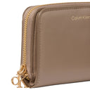 Calvin Klein Medium Flap Zip - Geldbörse 6cc 11 cm (desert taupe) - Markenkoffer
