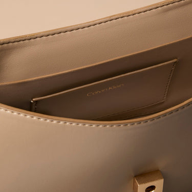 Calvin Klein Brushed Flap - Umhängetasche 22 cm (desert taupe) - Ansicht 3