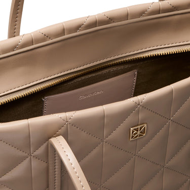 Calvin Klein Quilted Emblem - Shopper 37 cm (desert taupe) - Ansicht 3