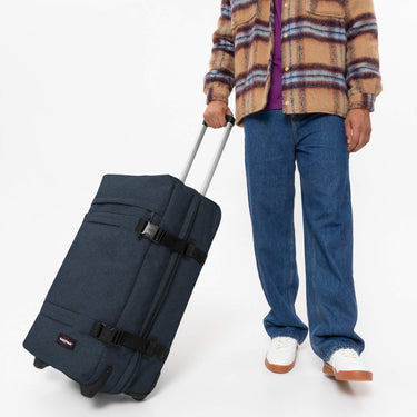 Eastpak selection Transit R 78 - Rollenreisetasche M 67 cm (triple denim) - Markenkoffer
