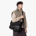Eastpak selection Delegate + - Schultertasche 17" 38.5 cm (tarp black 2) - Ansicht 7