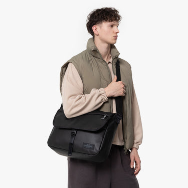 Eastpak selection Delegate + - Schultertasche 17" 38.5 cm (tarp black 2) - Ansicht 7