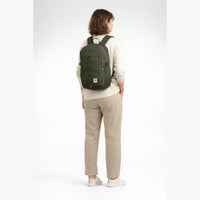 KI-generierte Darstellung – Fjällräven Skule 20 - Rucksack 15" 43 cm (deep forest)